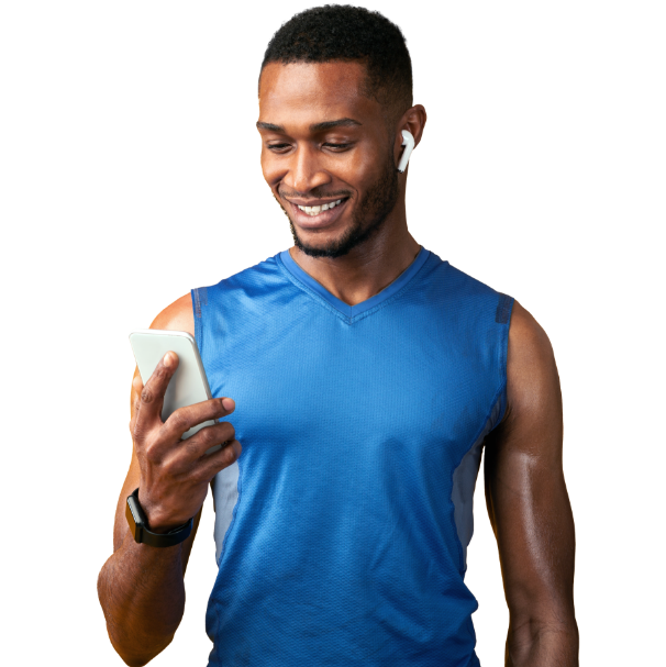 Uomo sorridente con smartphone in mano