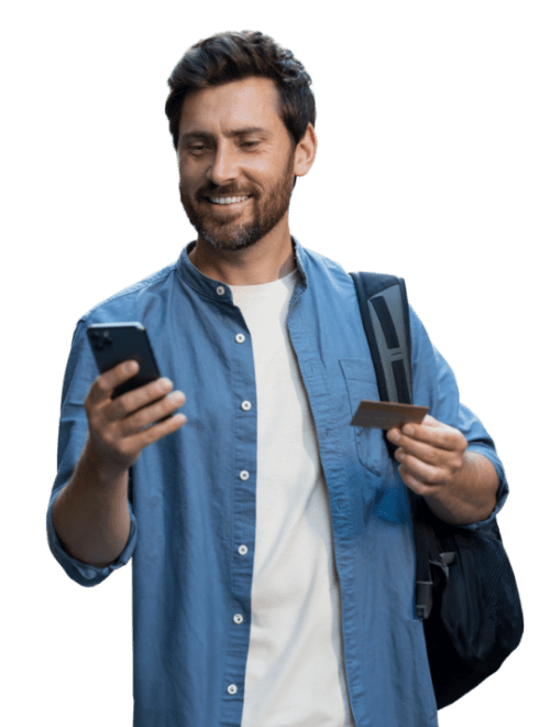 Uomo sorridente con smartphone in mano