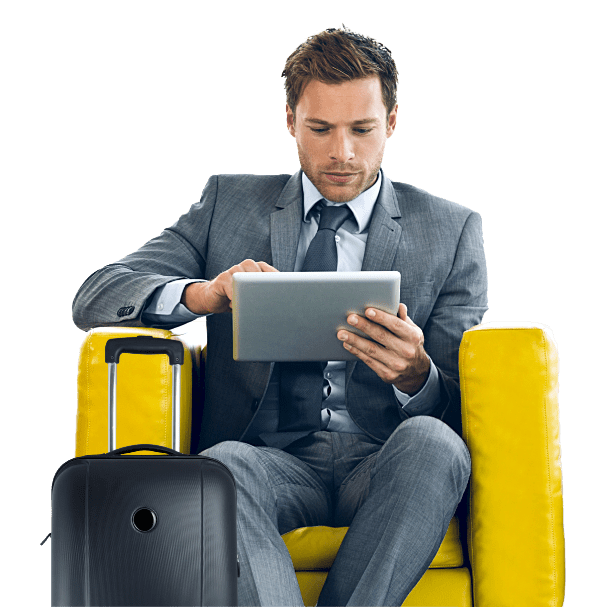 Uomo con tablet in mano